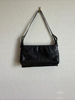 Sleek Black Leather Shoulder Bag - Timeless Everyday Carry
